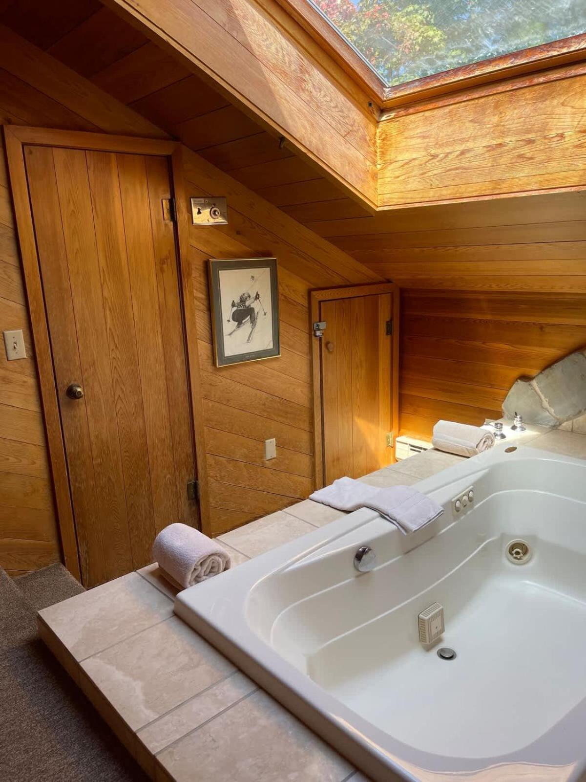 Top Floor Luxury, Sauna, Private Pool, Lake Bellaire Beach, 5 Beds, 4 Full Bath Екстериор снимка