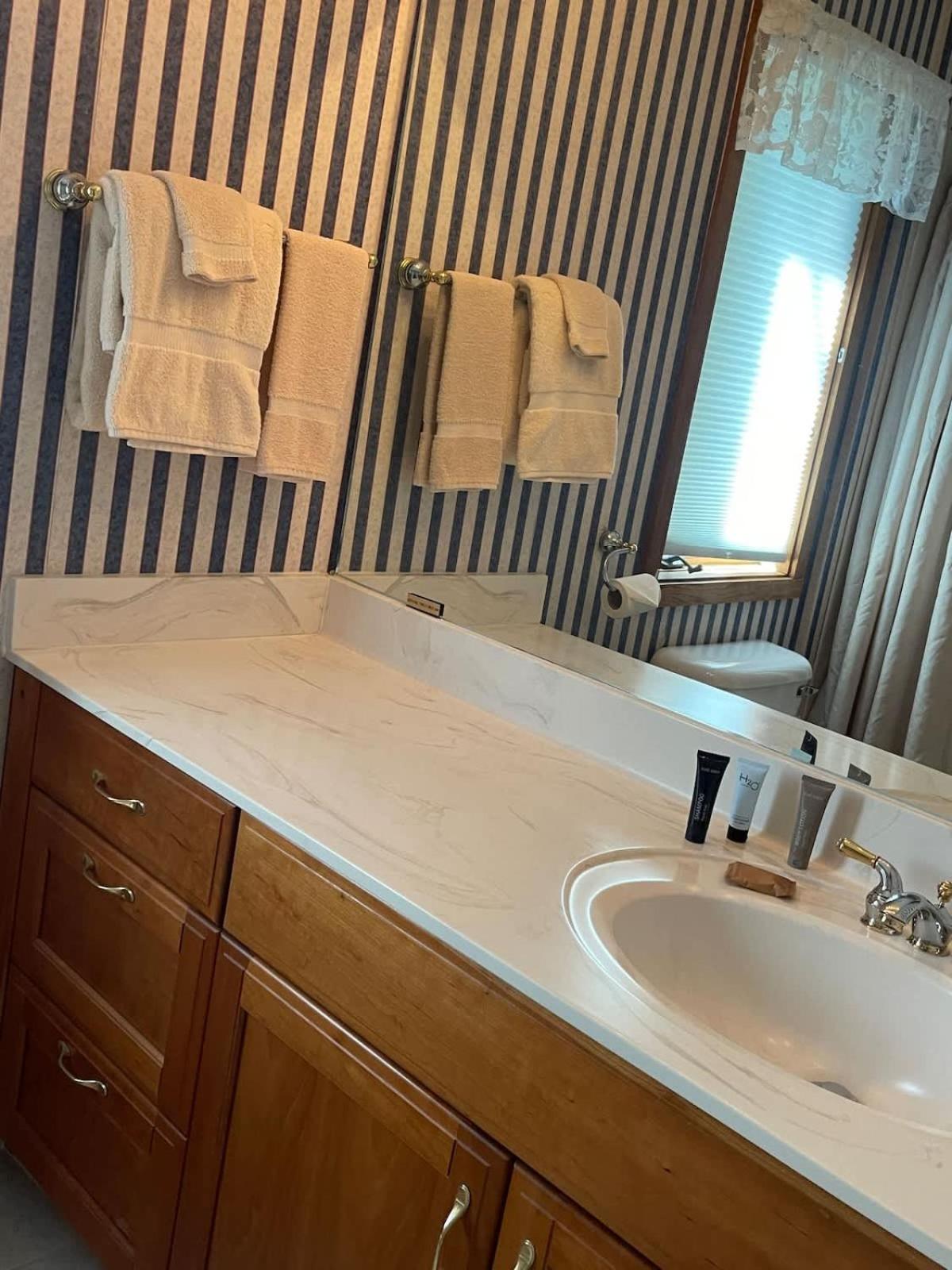 Top Floor Luxury, Sauna, Private Pool, Lake Bellaire Beach, 5 Beds, 4 Full Bath Екстериор снимка
